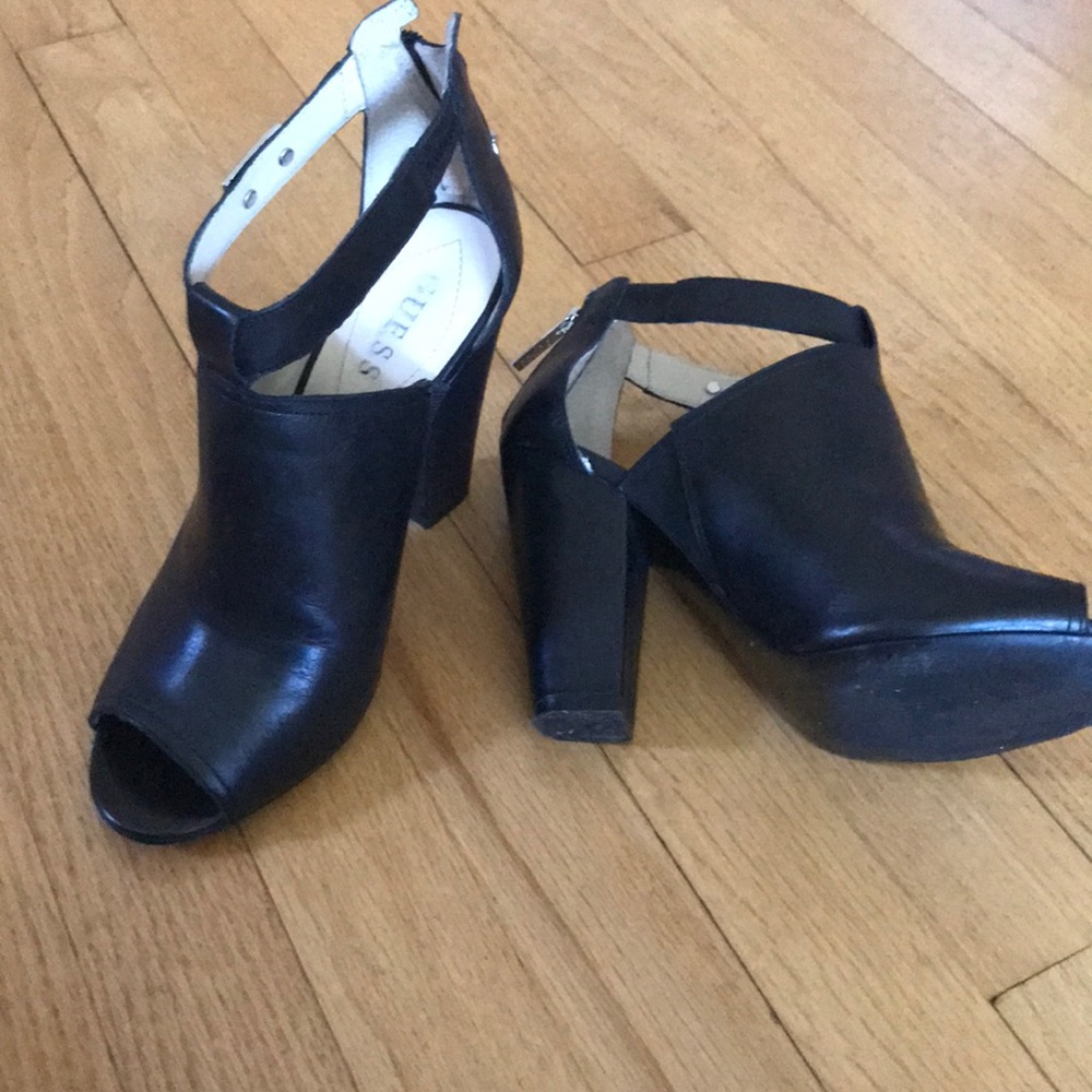 Guess women size7.5 very good conditions like new